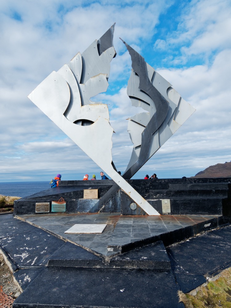 An albatross statue that can be seen from the sea